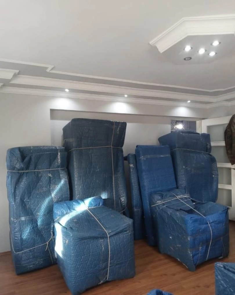 Karataş Nakliyat ekibi Silifke’de eşyaları özenle paketliyor