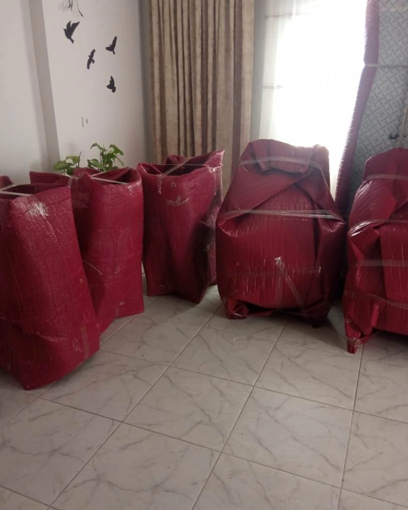 Karataş Nakliyat ekibi Silifke’de eşyaları araca dikkatle yüklüyor